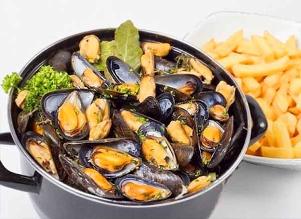 Wok de moules, coriandre, gingembre et noix de coco